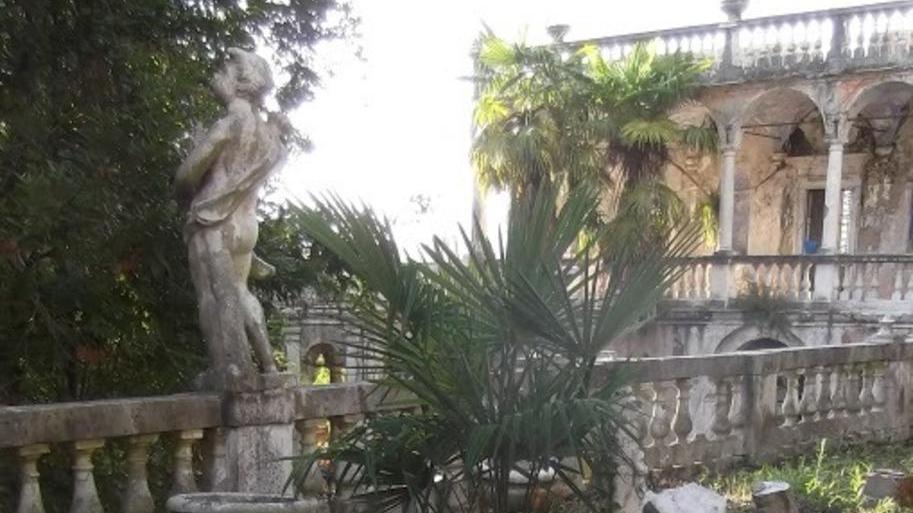 Nel ’97 il colpo grosso: sparì anche un camino
