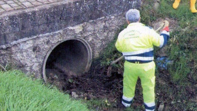 I volontari puliscono i fossi «Più ambiente, meno plastica»