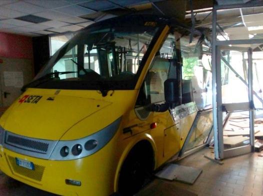 Vandali del bus: Provincia risarcita 
