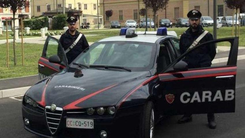 Picchiano commessa e scappano