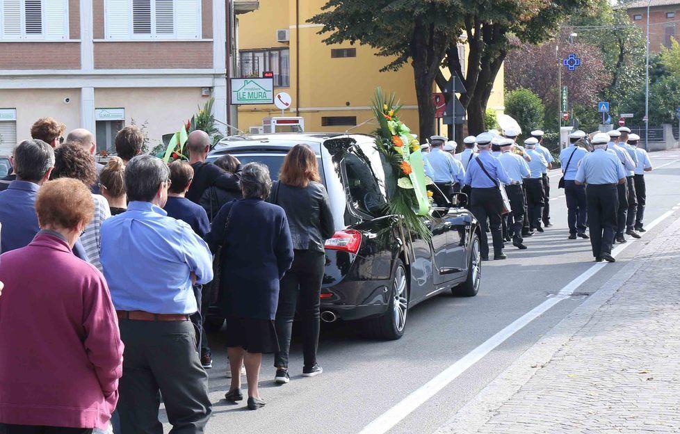 Banda musicale e fiori per il saluto a Moreno 