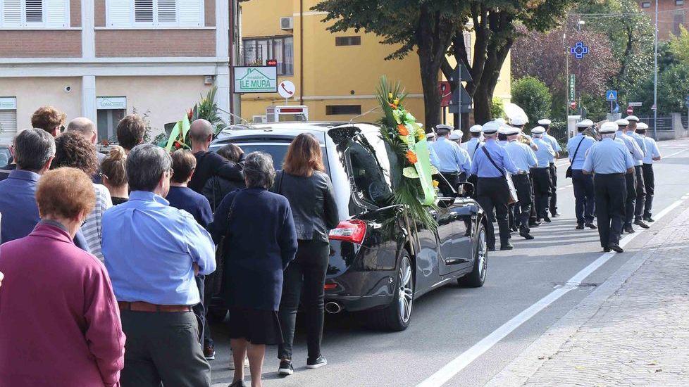 Banda musicale e fiori per il saluto a Moreno