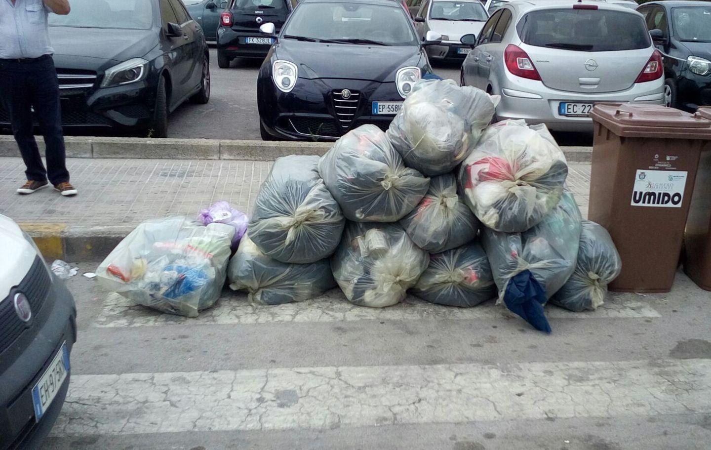 Alghero, raccolta dei rifiuti: lotta ai furbetti del sacchettino 