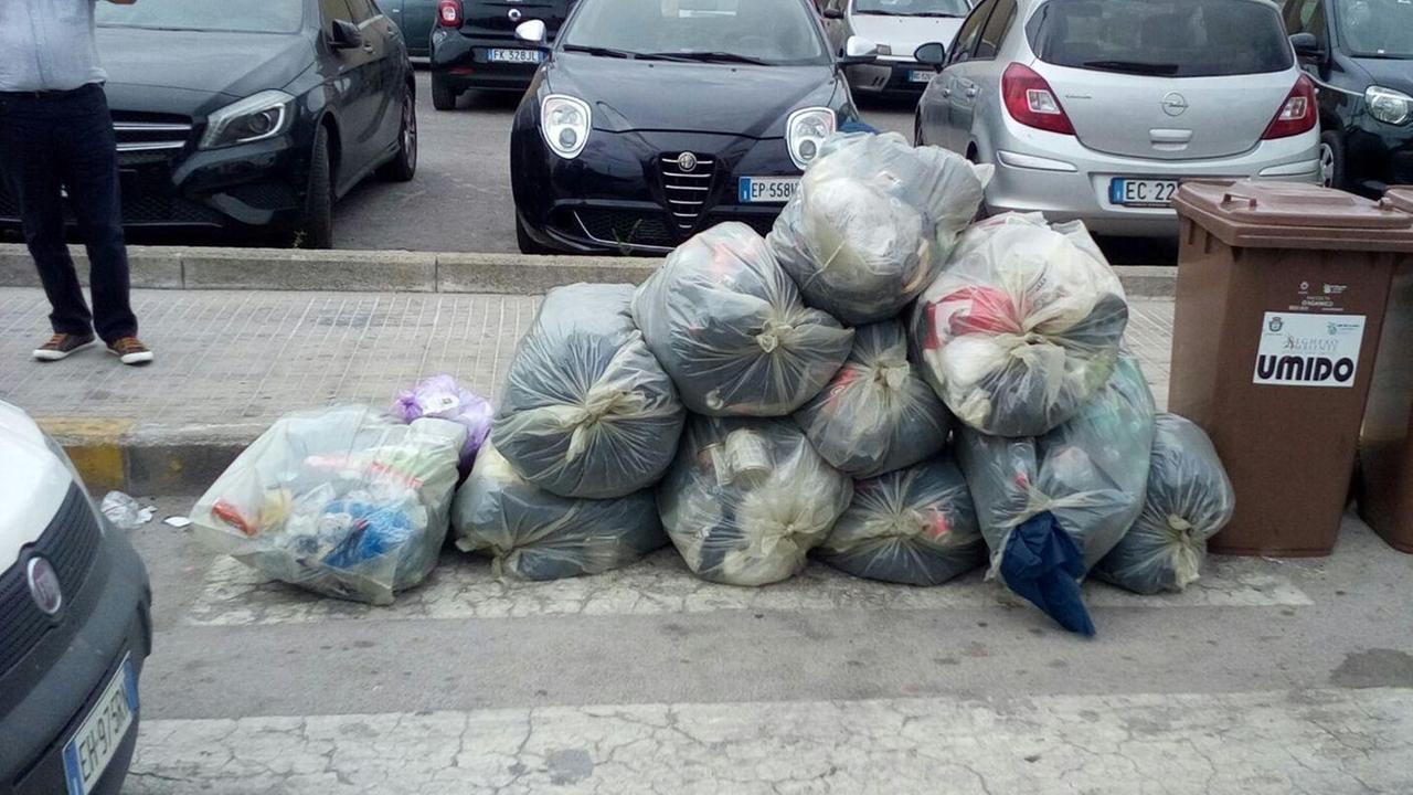 Alghero, raccolta dei rifiuti: lotta ai furbetti del sacchettino 