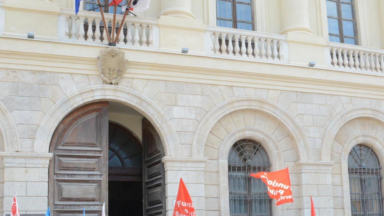 Sassari, il consiglio comunale si schiera al fianco dei vigili del fuoco