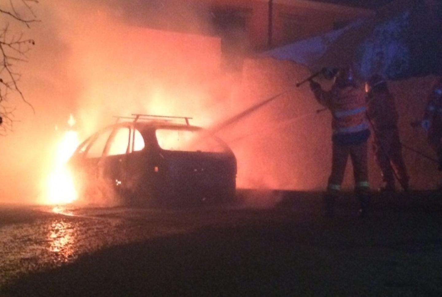 Vandali in azione nella stazione. In fiamme due auto 