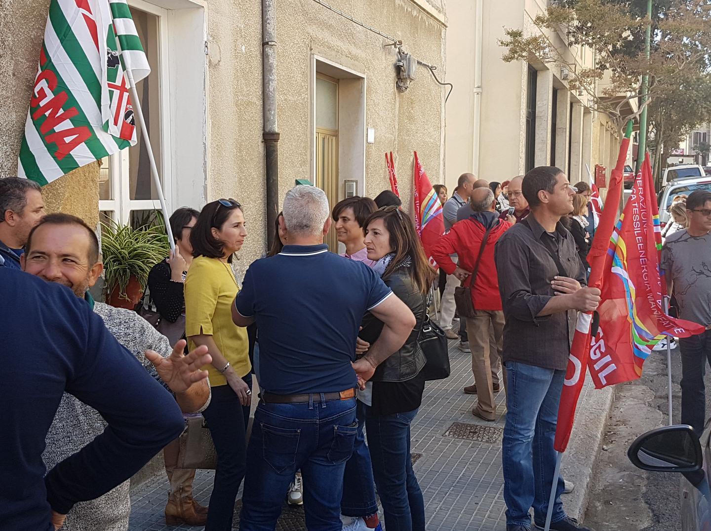 Ottana, sit-in degli ex tessili in prefettura 