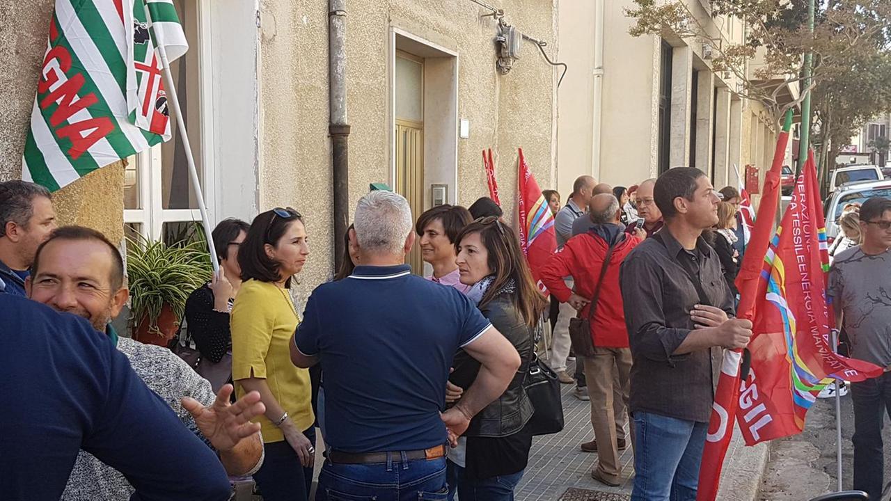 Ottana, sit-in degli ex tessili in prefettura