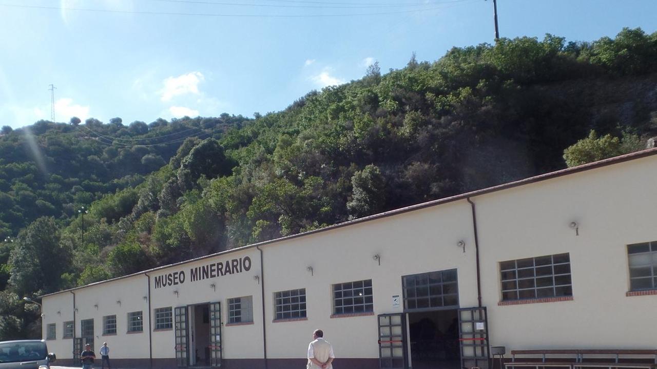 Le miniere di Sos Enattos chiuse per Cortes apertas