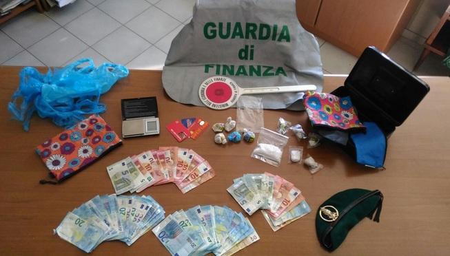 La droga e il denaro sequestrati alla famiglia