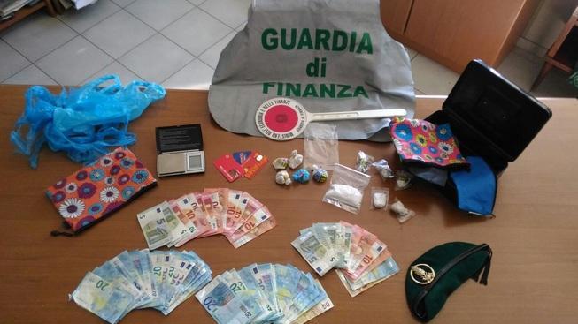 La droga e il denaro sequestrati alla famiglia