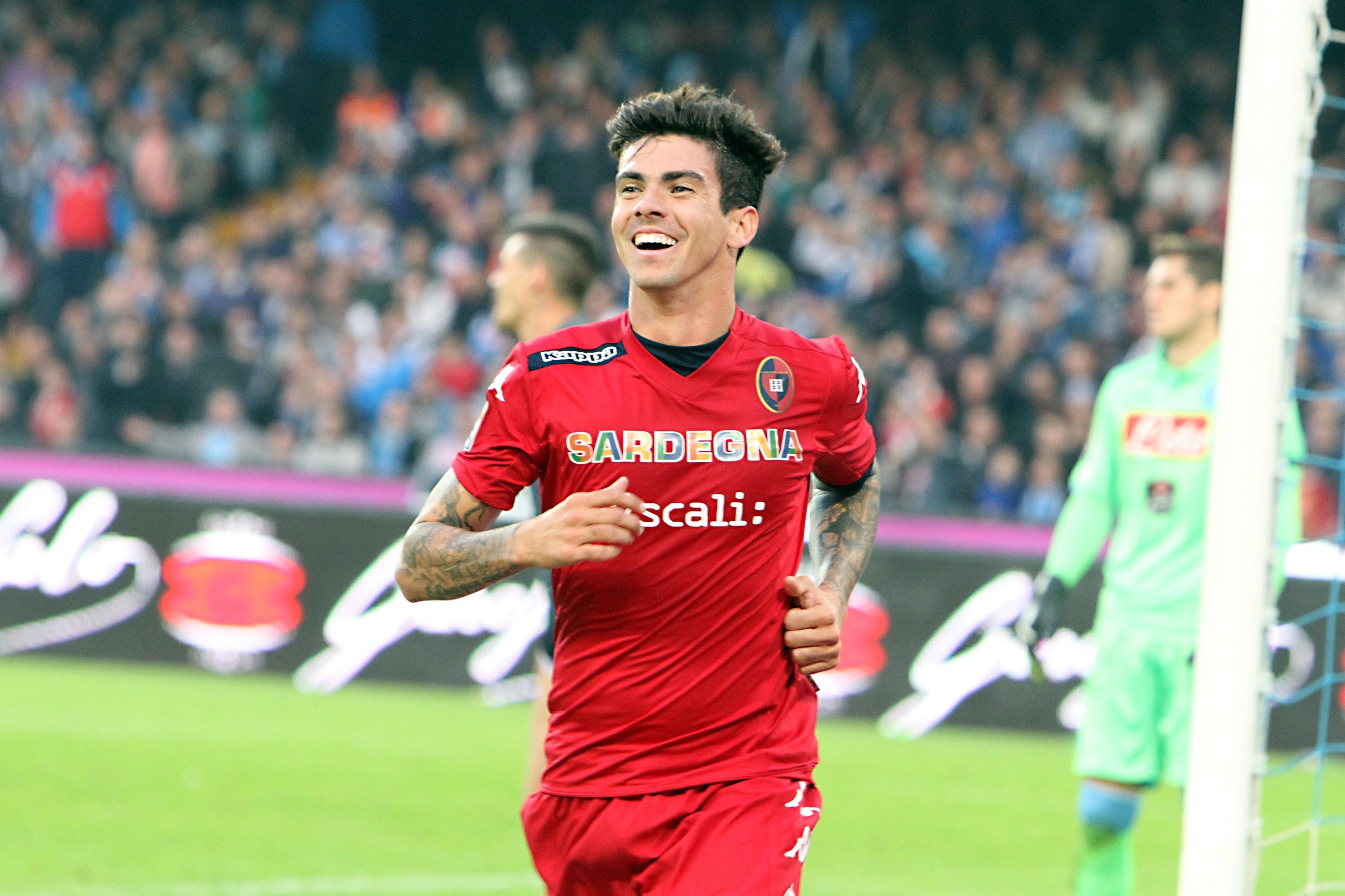 Farias esulta dopo i due gol siglati a Napoli nel novembre del 2014