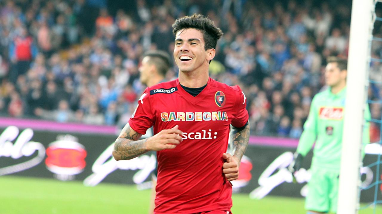 Farias esulta dopo i due gol siglati a Napoli nel novembre del 2014