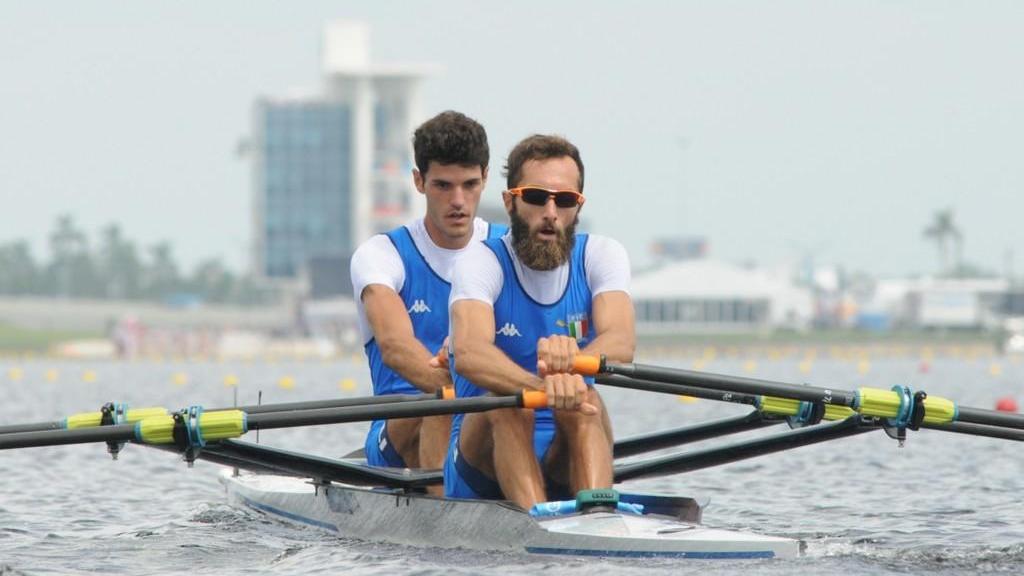 Stefano Oppo e Pietro Ruta (con la barba) hanno vinto la medaglia d'argento ai campionati mondiali