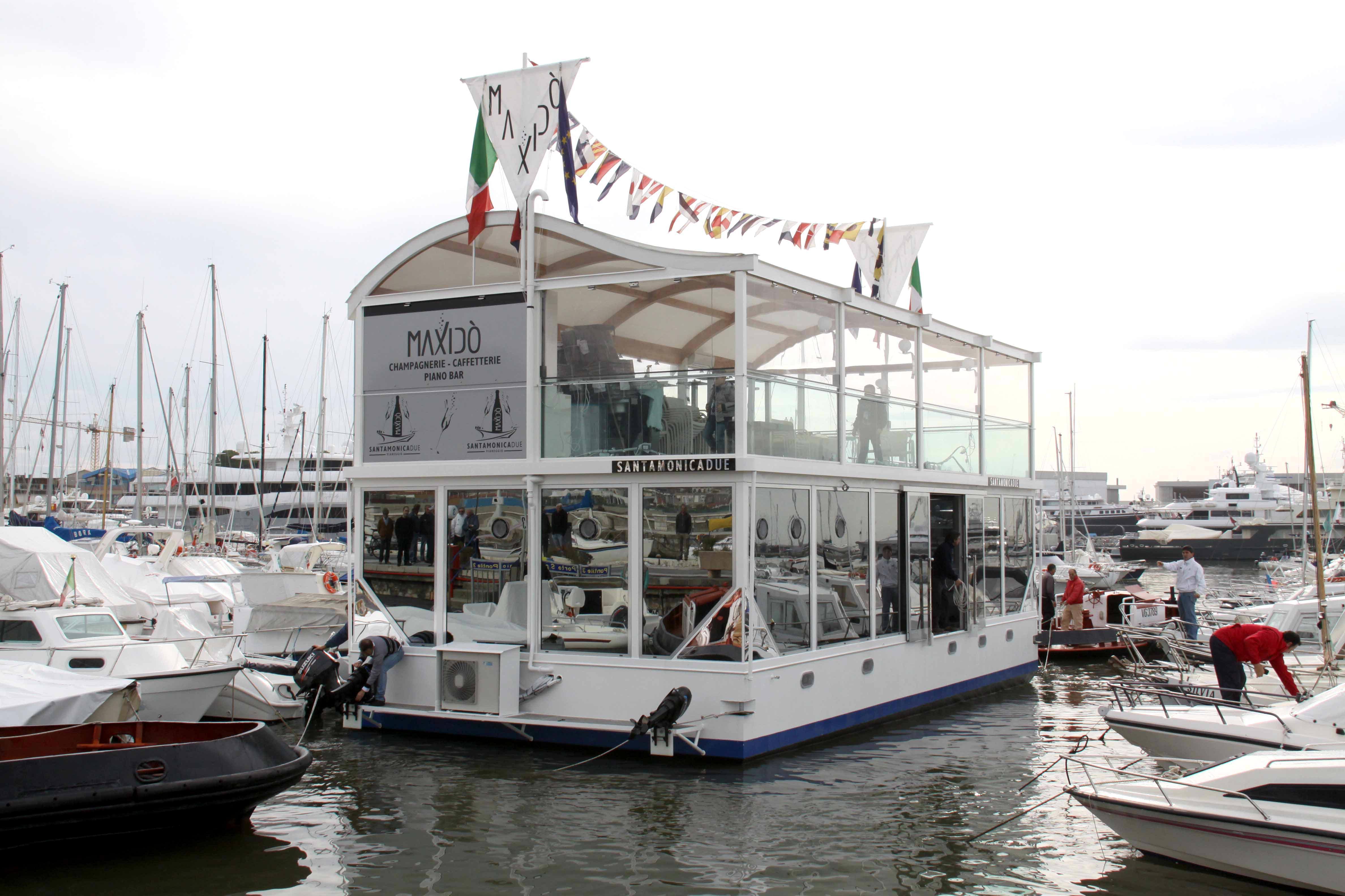 Maxi-risarcimento dalla Viareggio Porto per la champagneria galleggiante
