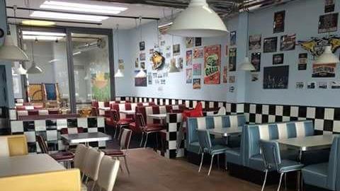 Cuochi e camerieri per il locale in stile Grease: dove inviare le candidature