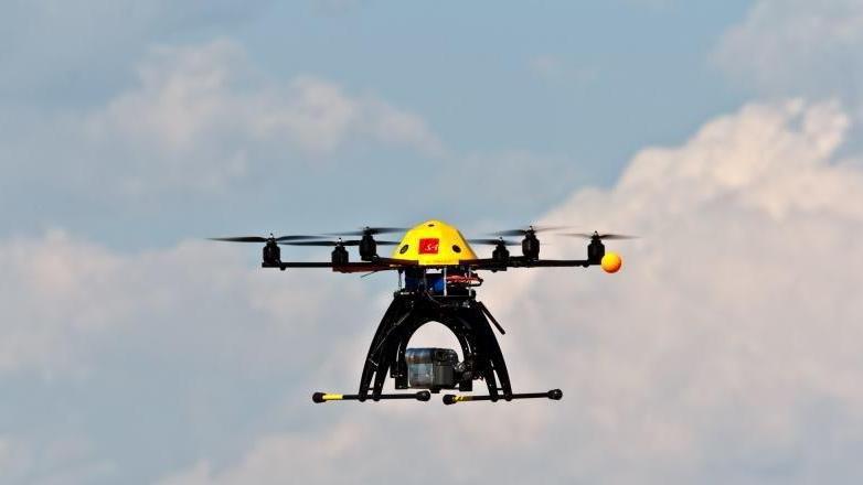 Drone al Duomo, pilota portato in questura