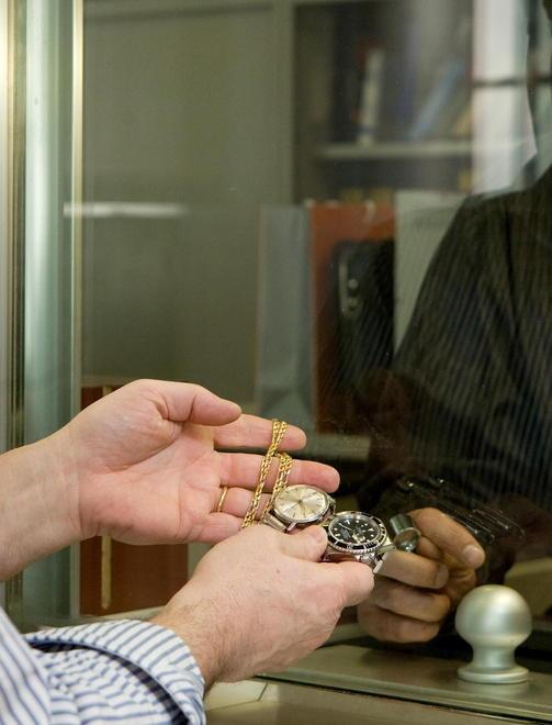 Ripulisce la cassaforte della suocera: a processo 