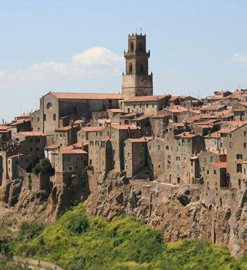 Una pergamena a Pitigliano simbolo della civiltà etrusca 