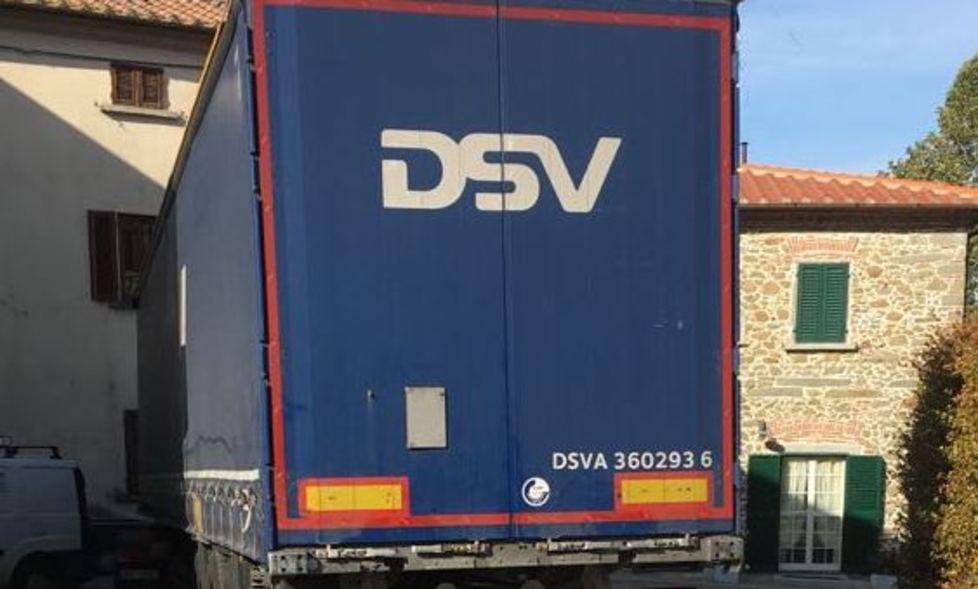 Tir incastrato tra le case a Larciano