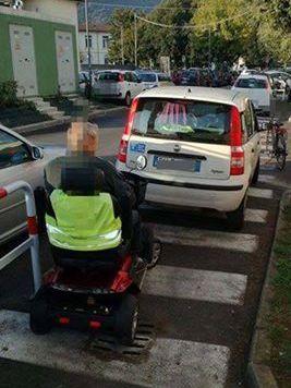 Auto dell’Asl sulle strisce pedonali 