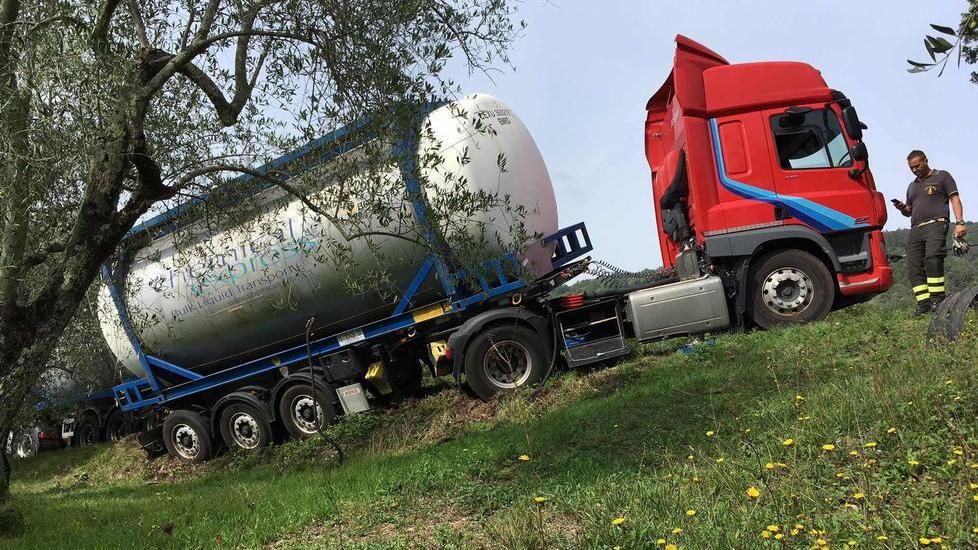 Tir sbaglia percorso e finisce fuori strada