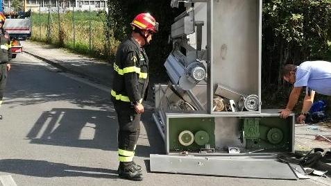 Camion perde il carico: travolto pedone