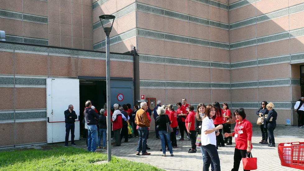 Incendio nel forno dell’Ipercoop evacuato il centro commerciale