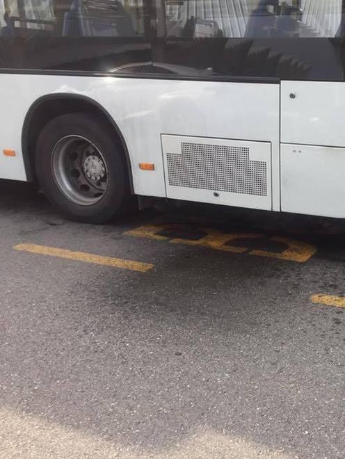 Fuoco sotto il bus alla stazione AV 