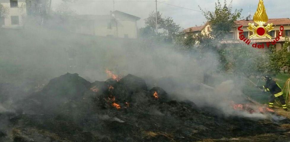 Divampa un incendio Distrutte 19 rotoballe destinate ai cavalli 