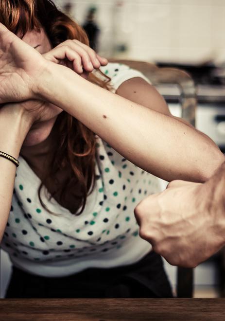 In preda all’alcol per anni picchia e minaccia la moglie 