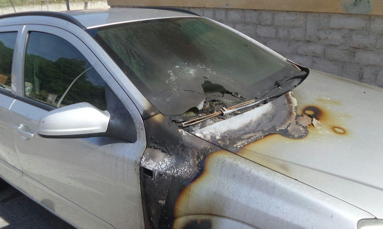 Monte Rosello, a fuoco un’altra auto