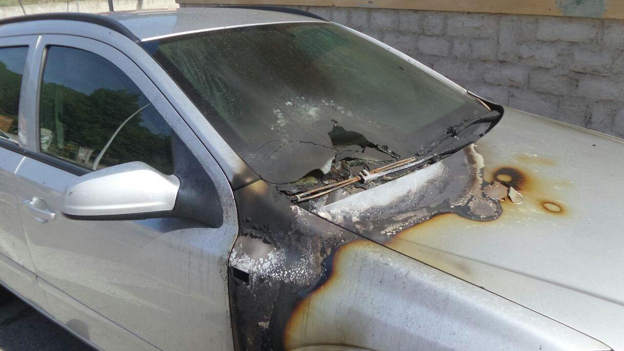 Monte Rosello, a fuoco un’altra auto