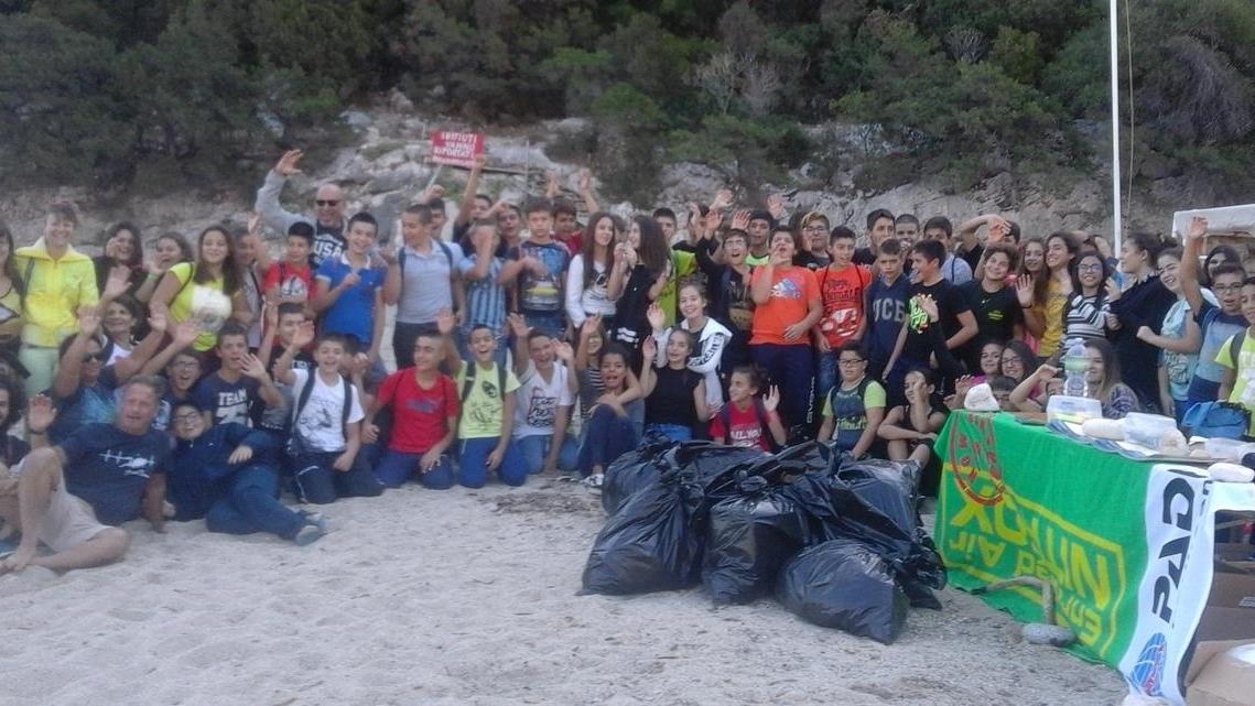 Rastrelli e buste: gli studenti ripuliscono Cala Luna