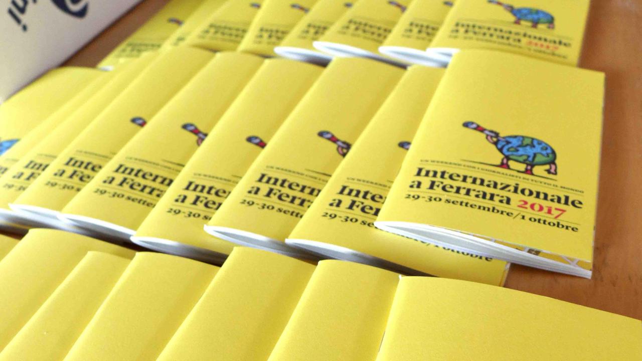 I libretti gialli con il programma di Internazionale a Ferrara