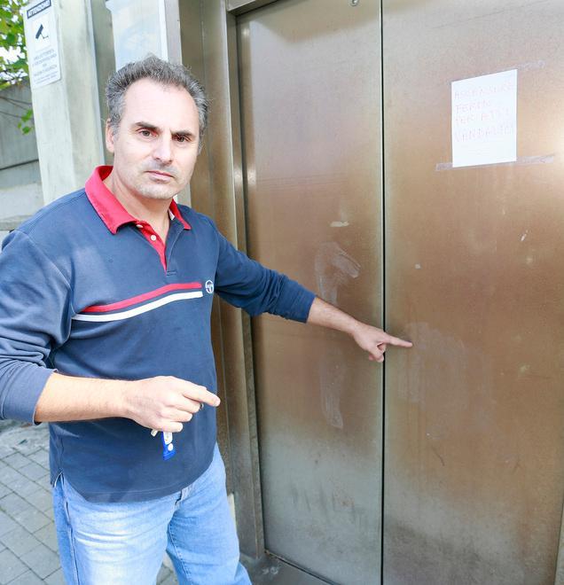 Modena, l’ascensore si blocca: vandali in trappola 