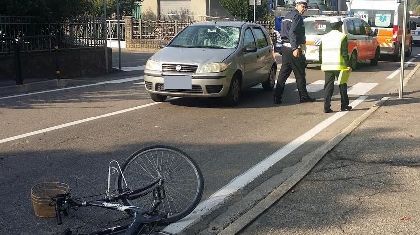 Cento, travolto da un’auto in bici
