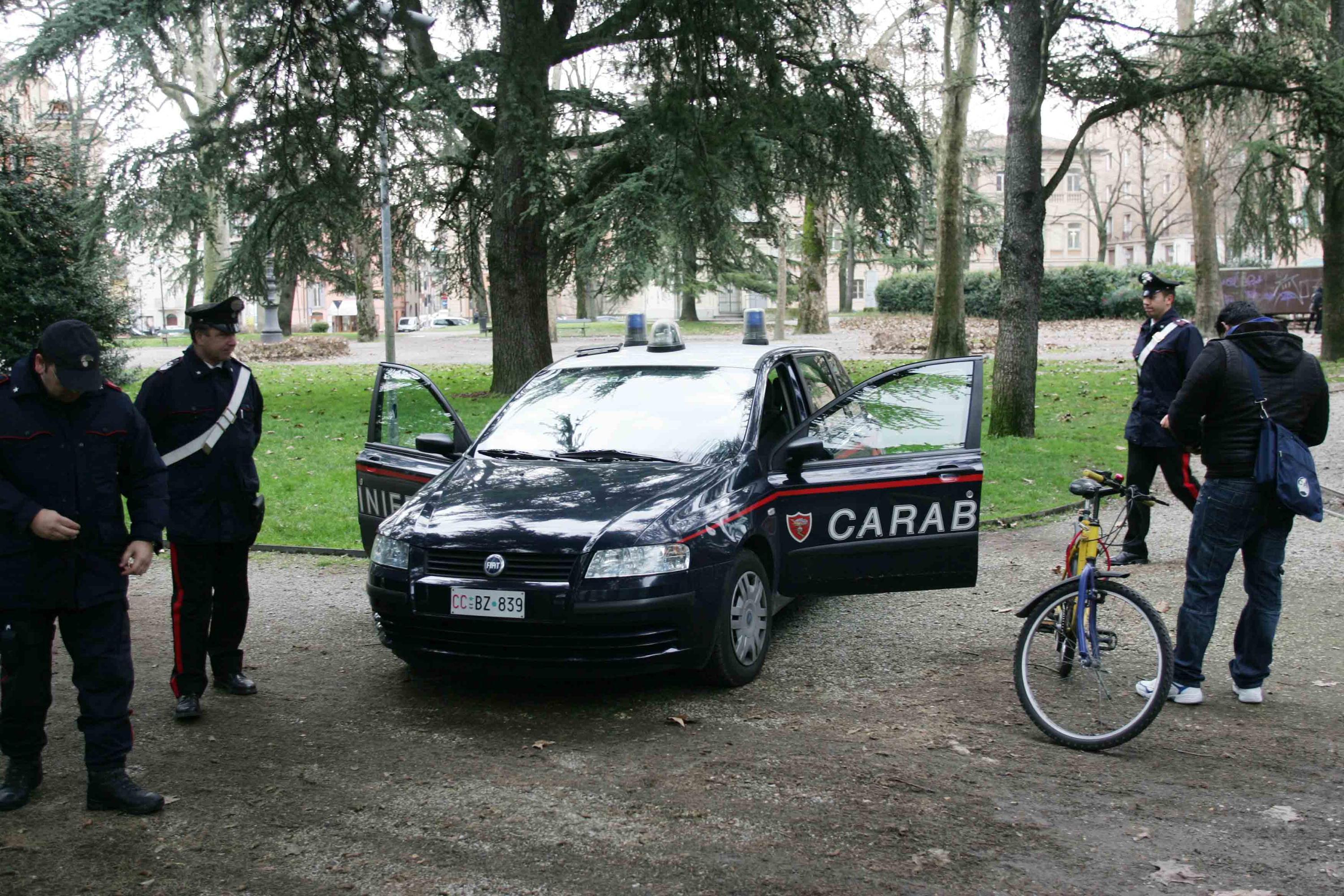 Correggio, sconosciuto gli passa davanti con la sua bici rubata