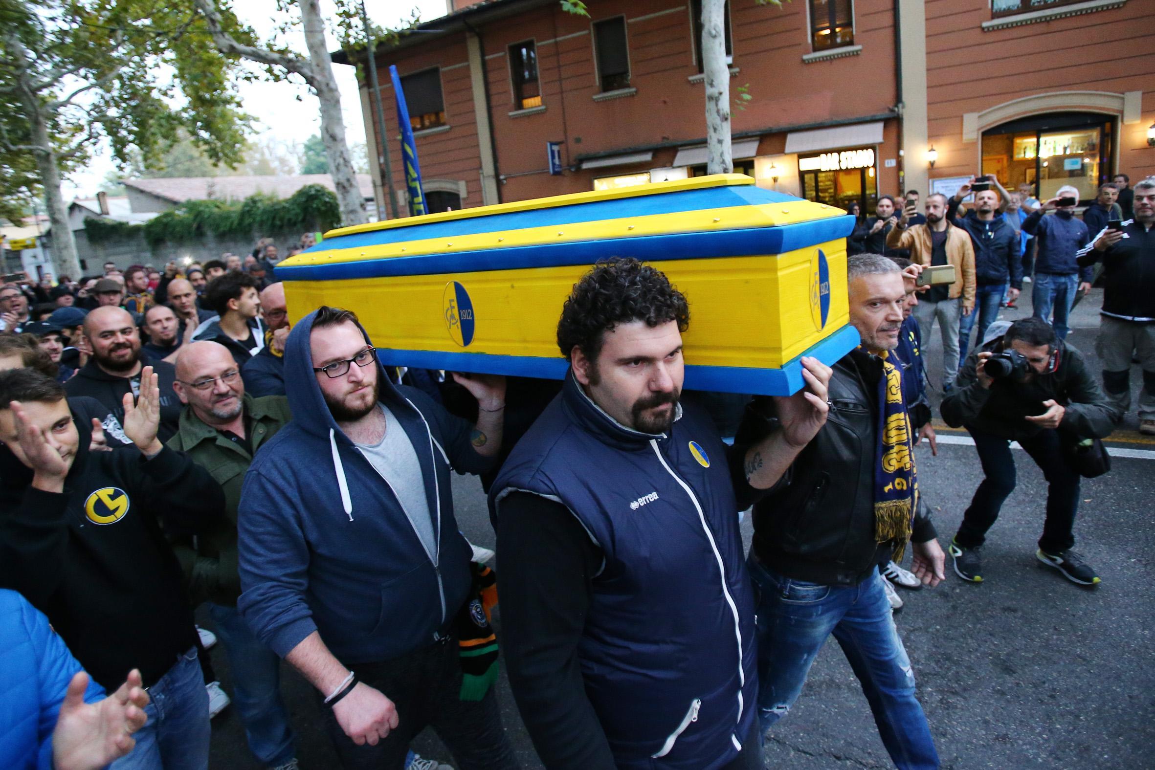 La bara del Modena portata a spalla dai tifosi
