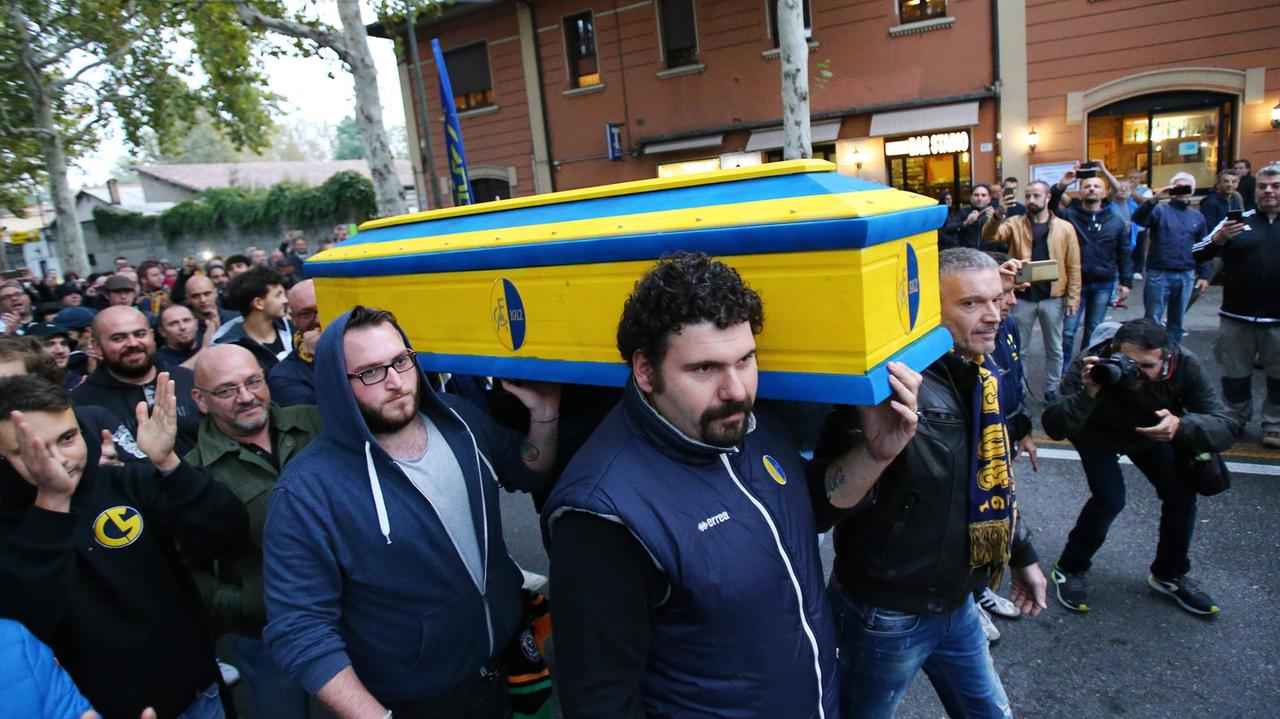 La bara del Modena portata a spalla dai tifosi