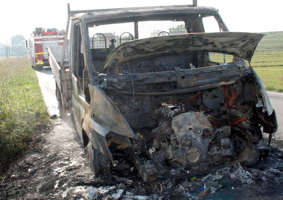 Camioncino va a fuoco, il conducente esce illeso 