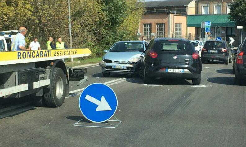 Schianto all’incrocio di via Marconi 
