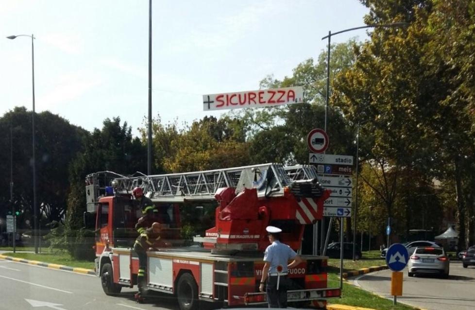 Rimosso lo striscione di Naomo Lodi per i militari 