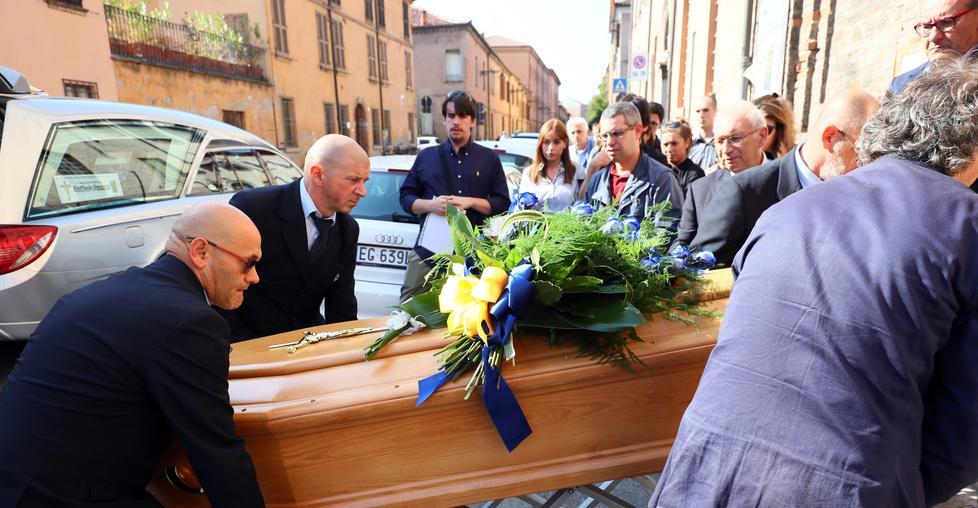 «Ciao grandissimo amico» chiesa piena per Raffaele 