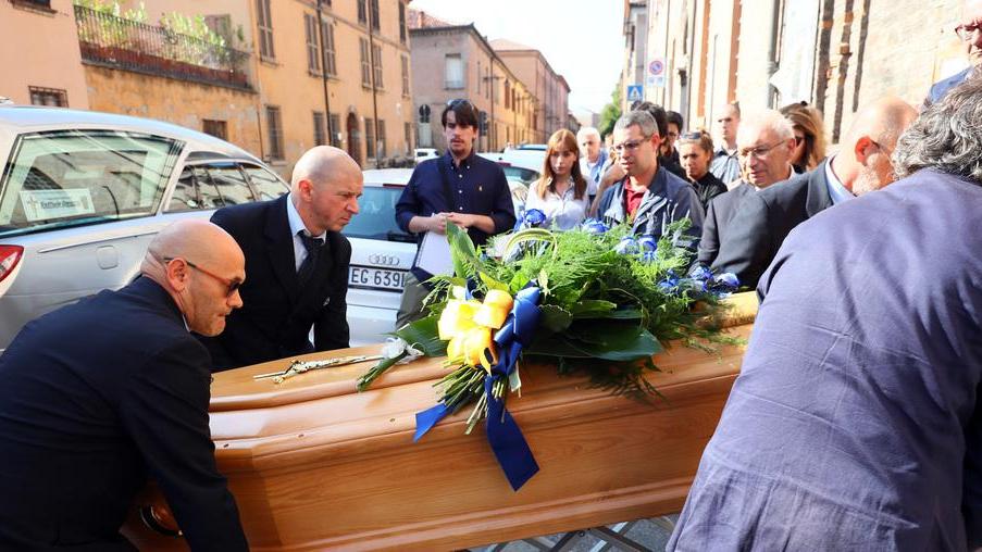 «Ciao grandissimo amico» chiesa piena per Raffaele
