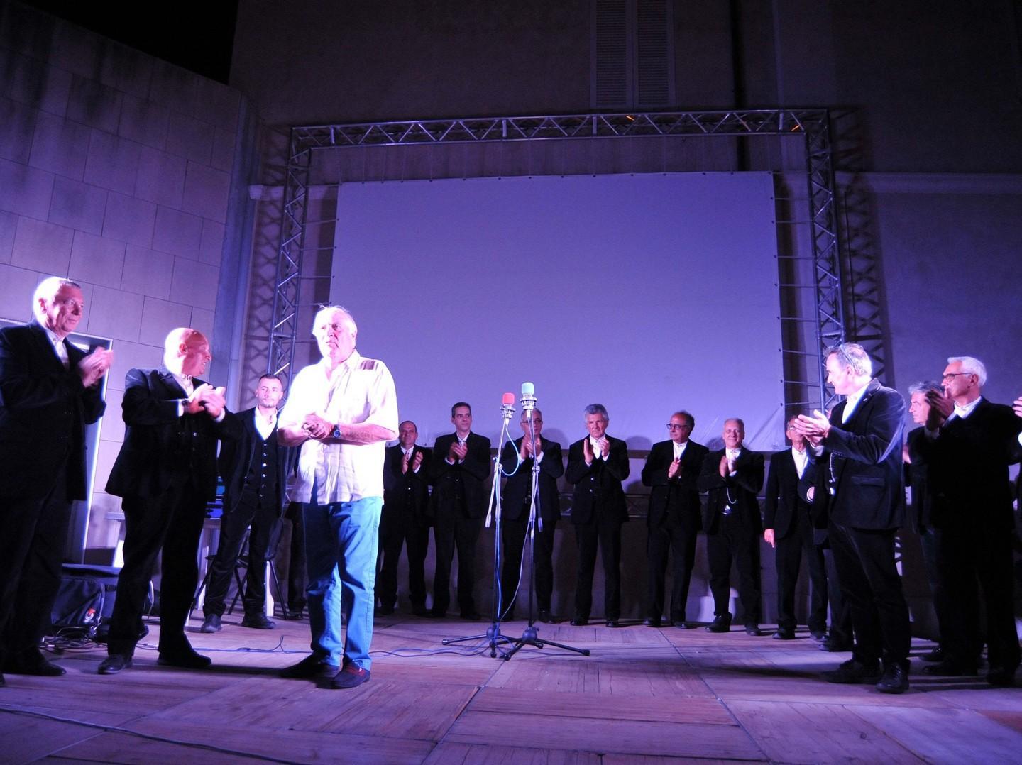 Il coro folk canterà la sua canzone 