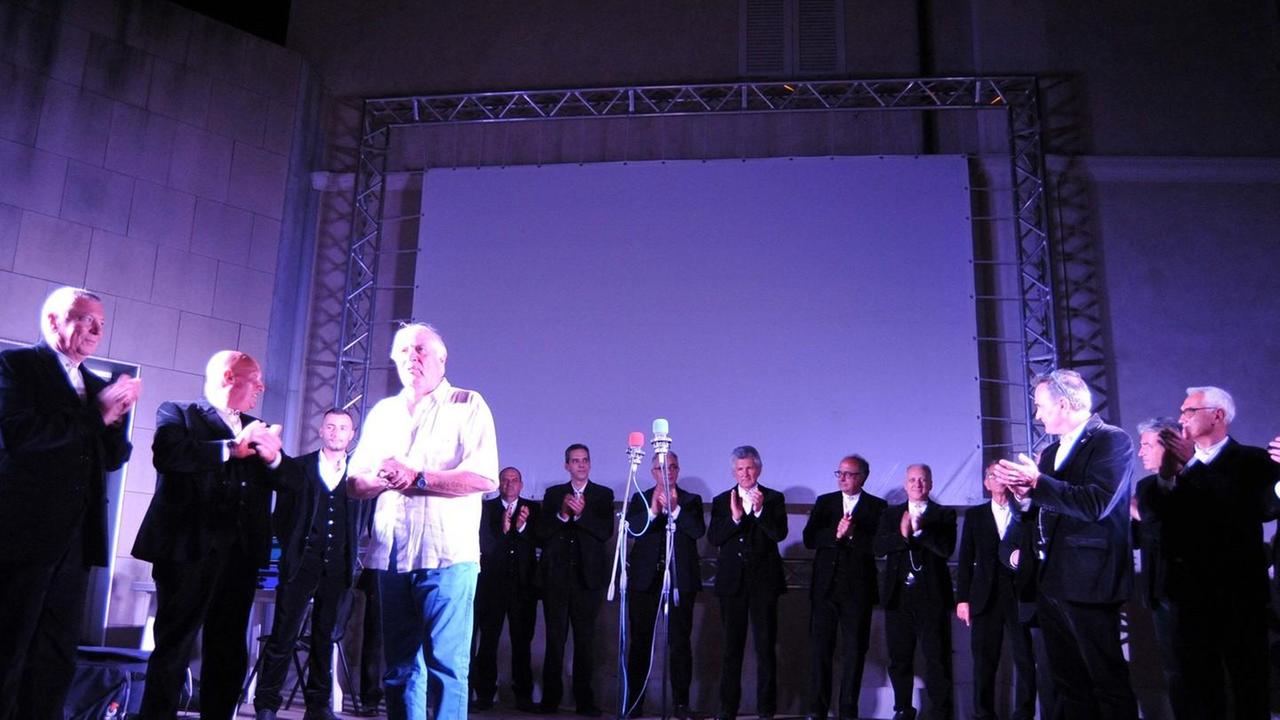 Il coro folk canterà la sua canzone