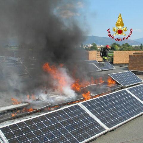 L'incendio sul tetto della scuola elementare di Tavola