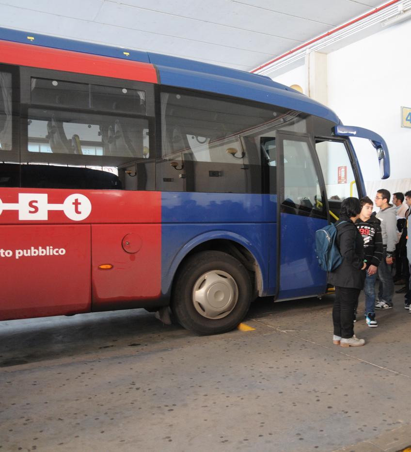 Trasporti pubblici in Sardegna, sempre in ritardo e sporchi: bocciati treni e autobus 