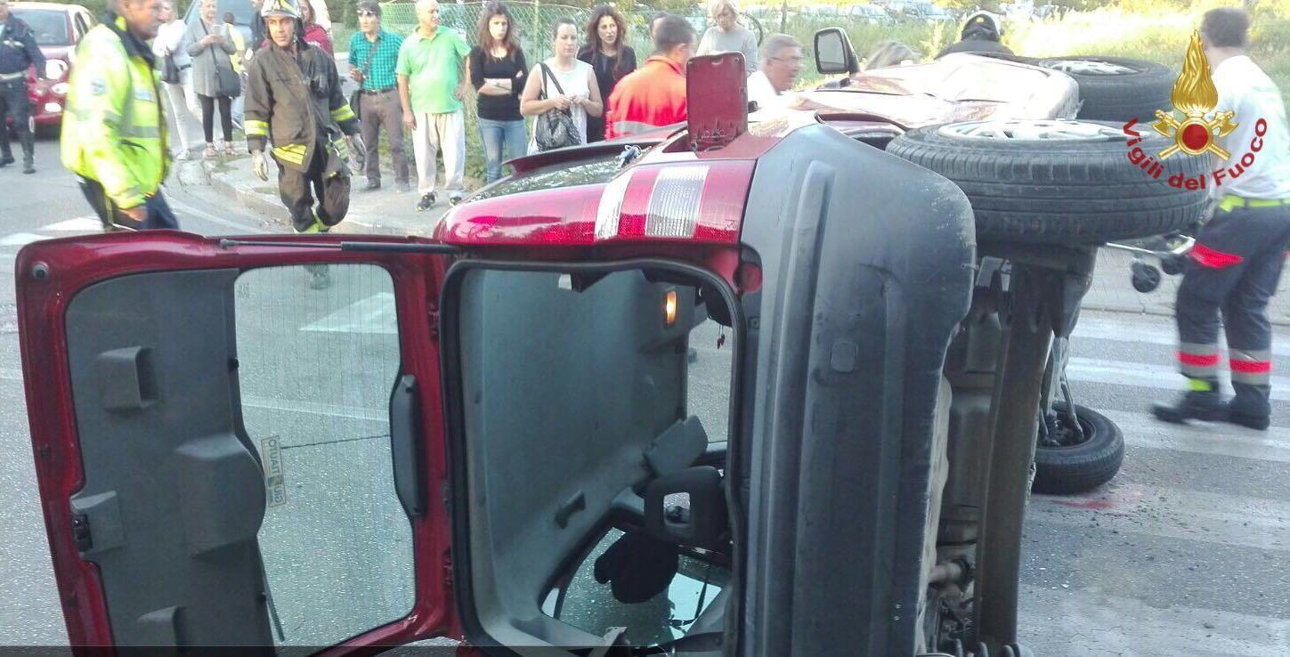 L'auto ribaltata dopo lo schianto all'incrocio